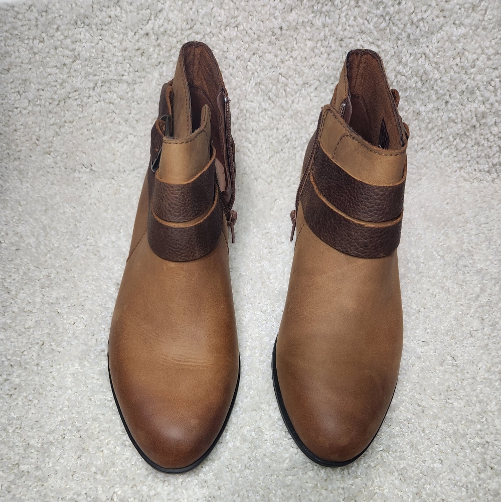 New Never worn Clark's size 7 1/2 low boots